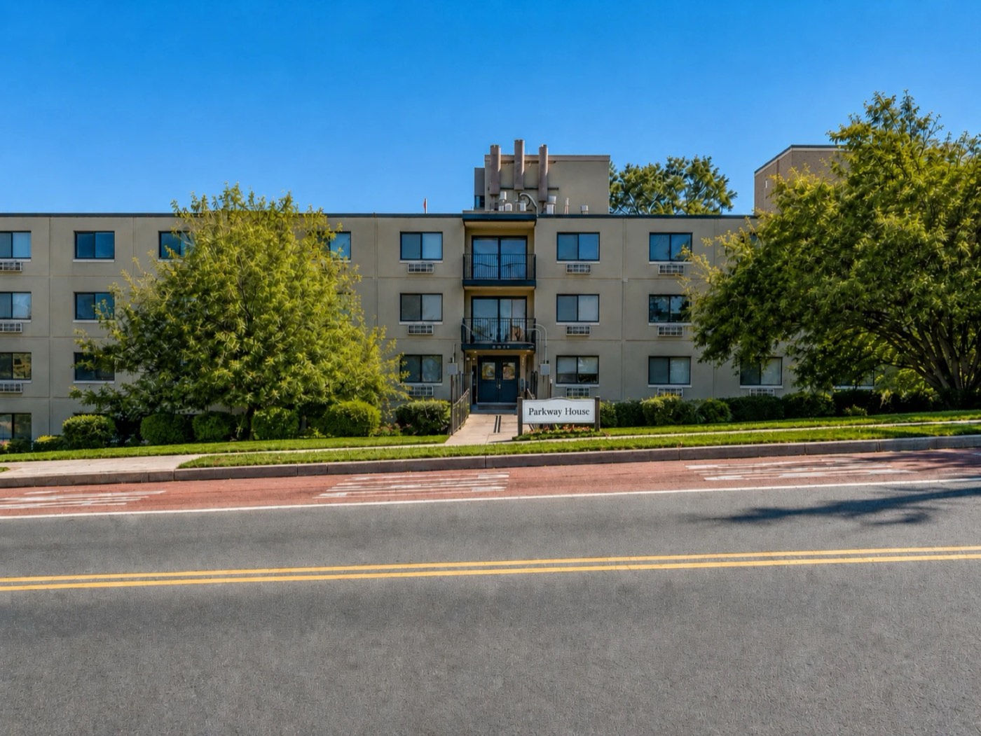 The front entrance of Parkway House Apartments
