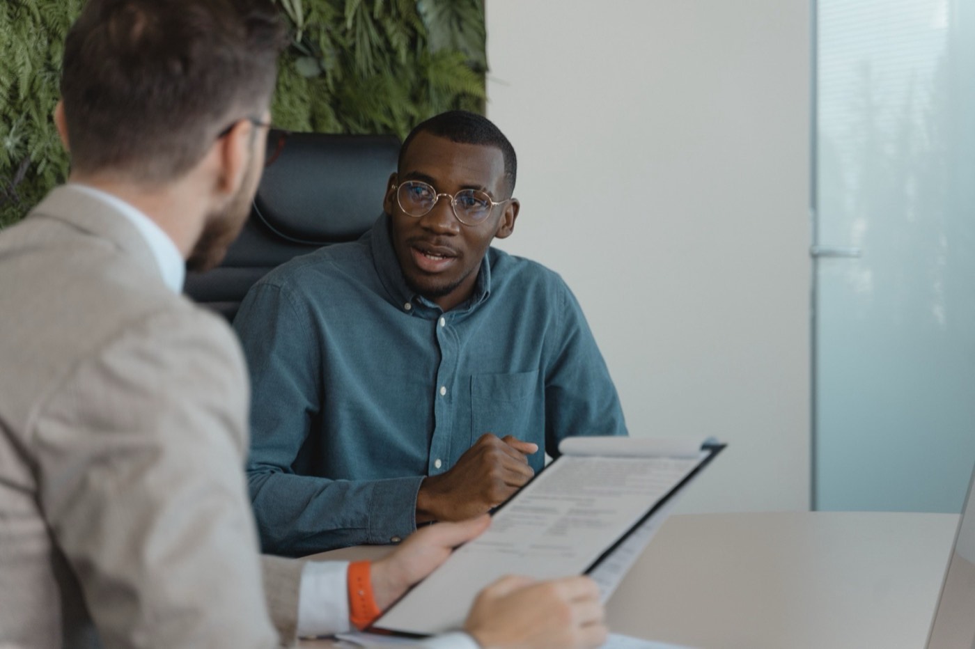 A resident meeting one-on-one with a workforce advisor